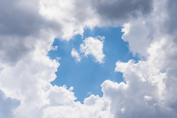 Obraz premium Blue sky background with a fluffy clouds