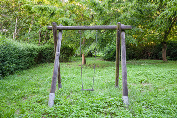 Fototapeta premium Holz Schaukel im Park Garten spielen