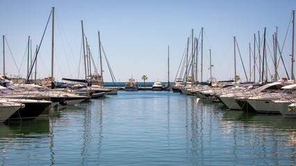 Fototapeta na wymiar Hafen mit Segelschiffen