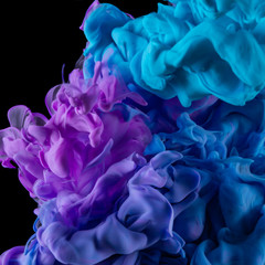 Fototapeta premium cropped purple and blue ink in water