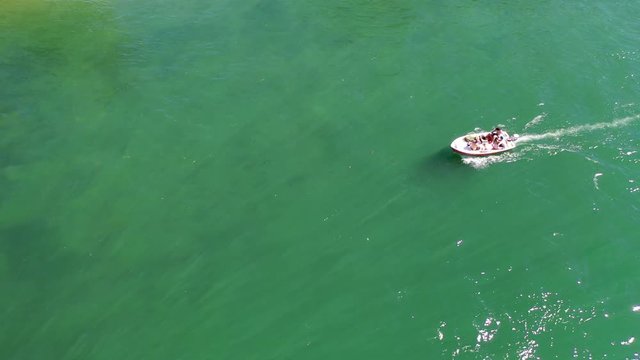 Motorboot auf Rhein