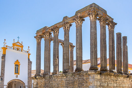 Templo Romano oder Templo de Diana neben Pousada Convento dos L&oacute;ios in &Eacute;vora, Alentejo, Portugal