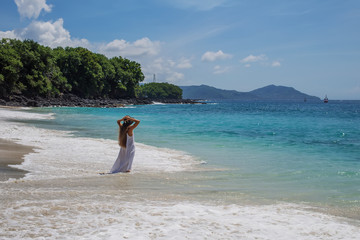 Obraz premium Happy woman in white dress on tropical beach vacation