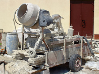 concrete mixer in working condition on the platform, concrete everywhere