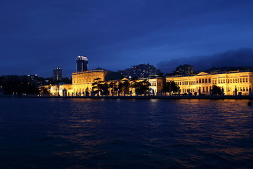Obraz premium View of Dolmabahce Palace in the night from boat 