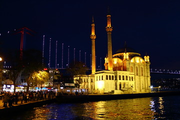 Fototapeta na wymiar View of Ortakoy Mosque and Bosphorus Bridge in the night