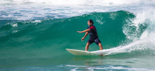 Surfando onda no Brasil