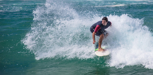 Surfando onda no Brasil