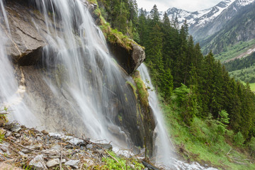 Wasserfall über Felsen in den tiroler Bergen