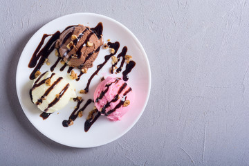 Ice cream with walnuts and chocolate topping