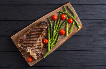 Grilled T-bone steak with asparagus and cherry tomatoes