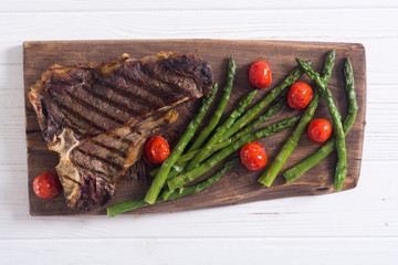 Grilled T-bone steak with asparagus and cherry tomatoes