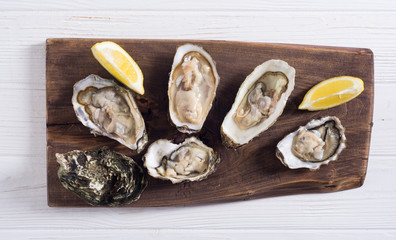 Fresh Oysters with lemon and white wine