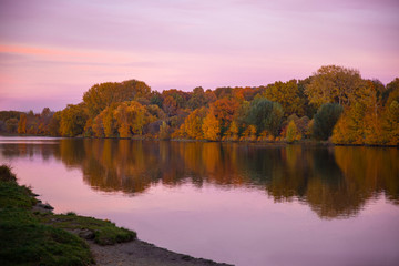 Fototapeta na wymiar Autumn lake in the forest
