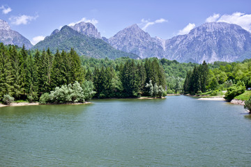 Panorama di montagna con lago