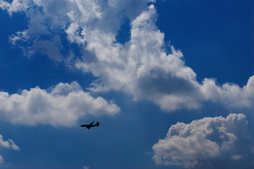 綺麗な青空と空に飛んでいる飛行機の姿