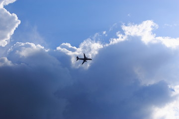 綺麗な青空と空に飛んでいる飛行機の姿