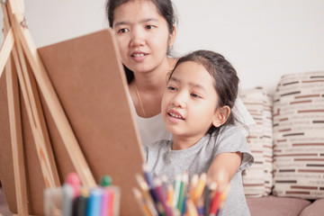 Obraz premium Children learning painting with parent