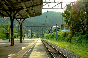日本の真夏のローカル線の駅の風景