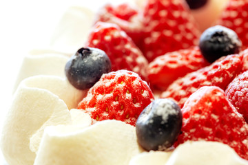 生クリームとイチゴのショートケーキのアップと白バック