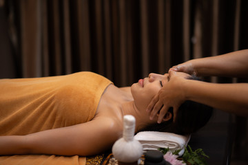 Obraz na płótnie Canvas Beautiful Young Asian Woman in spa salon