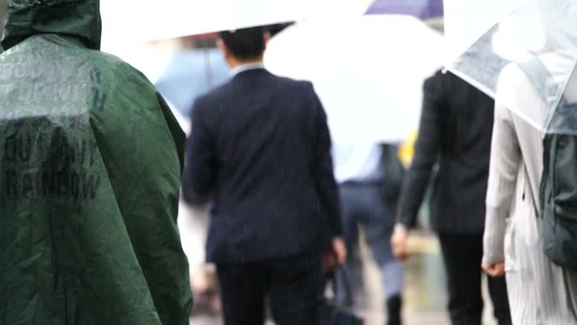東京　令和元年　6月梅雨　通勤風景　