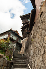 坂のある町の階段と民家