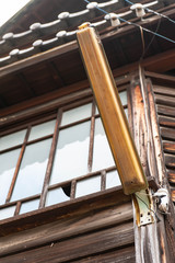 木造家屋と古い街灯