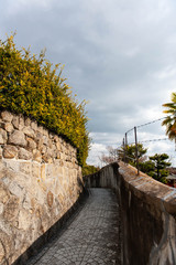Fototapeta na wymiar 坂のある町の石垣の壁