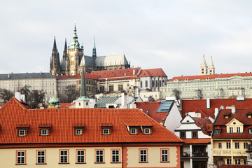 Obraz premium The panorama of the Charles bridge and Prazhsky Hrad in the center of Prague