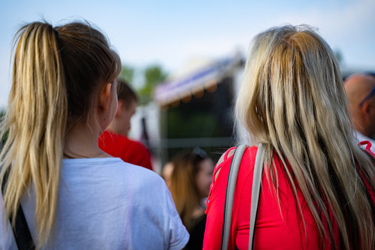 Dwie kobiety wpatrujące się w scenę podczas koncertu