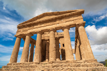 Obraz premium Temple of Concordia an ancient Greek Temple in the Valley of the Temples, Agrigento, Sicily, Italy