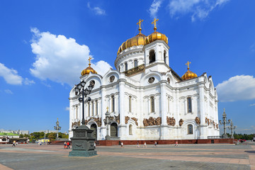 Fototapeta na wymiar Cathedral of Christ the Savior on the background of blue sky with clouds in Moscow