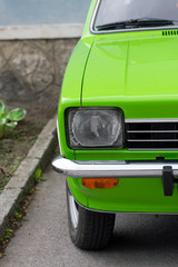 Klassiker eines deutschen Automobilherstellers neu lackiert in Neongrün