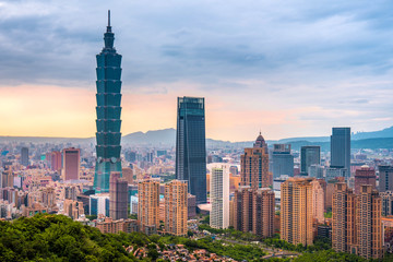 Obraz premium Skyline of Taipei cityscape Taipei 101 building of Taipei financial city ,Taiwan