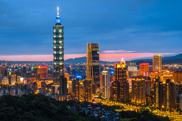 Fototapeta premium Skyline of Taipei Nocny pejzaż Tajpej 101 budynek finansowego miasta Tajpej, Tajwan