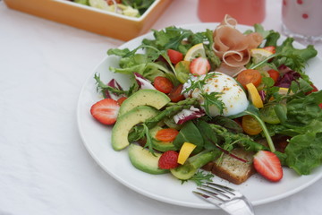 フレッシュ野菜のオープンサンド～温玉のせ