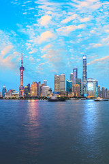 Obraz premium Szanghaj panoramę z nowoczesnymi drapaczami chmur w nocy, Chiny