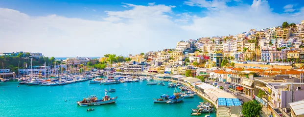 Photo sur Plexiglas Athènes Vue panoramique de Mikrolimano avec des maisons colorées le long de la marina au Pirée, en Grèce.