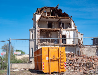 Abbruch eines Haus mit Schutt Container