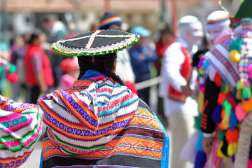 Peruanische Frau in traditioneller Tracht in Cusco, Peru