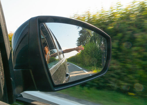la mano fuori dal finestrino automobile strada