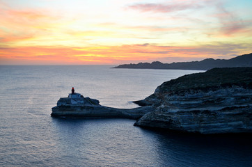 Naklejka premium Panorama sur le phare de la Madonetta de Bonifacio à la tombée de la nuit