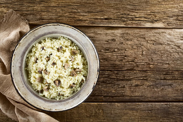 Frischer hausgemachter Risotto mit Champignons, Textfreiraum an der Seite (Selektiver Fokus, Fokus auf das Risotto)