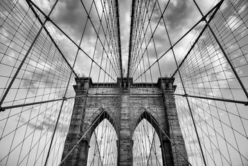 Fotobehang Brooklyn Bridge New York City close-up architectonische details in tijdloos zwart-wit onder zachte bewolkte luchten © lazyllama