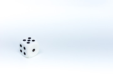 Weißer Würfel mit hellen Hintergrund