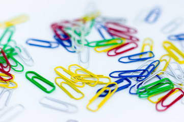 Bunte Farbige Büroklammern mit weißen Hintergrund