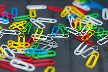 Bunte Farbige Büroklammern mit dunklen Hintergrund