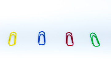 Bunte Farbige B&uuml;roklammern mit wei&szlig;en Hintergrund