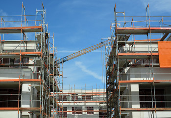 baustelle eines wohngebäudes mit gerüst 